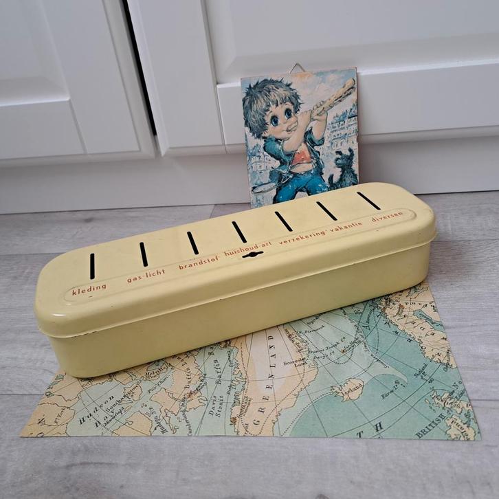 Vintage geel crème emaille spaarpot / huishoudpot Brabantia, Verzamelen, Spaarpotten, Gebruikt, Overige thema's, Metaal of Blik