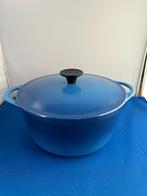 Le Creuset Signature Dutch ovenpan in nieuwstaat blauw, Huis en Inrichting, Keuken | Potten en Pannen, Gietijzer, Ophalen of Verzenden