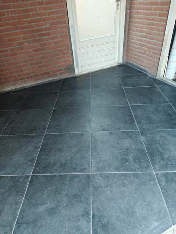 Keramiek tegels antracietgrijs 50x50 beschikbaar voor biedingen