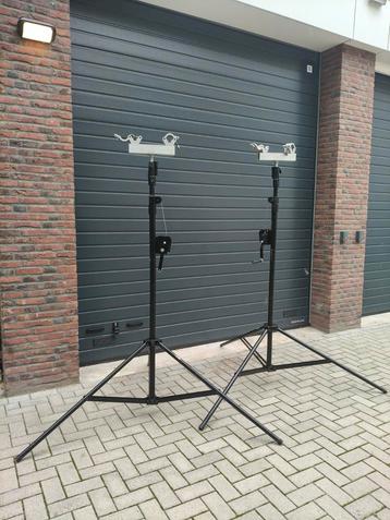 2x Showtec Wind-up statieven met truss adapters. beschikbaar voor biedingen