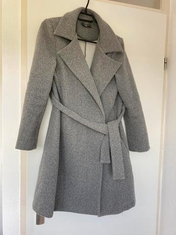 JAS MANTEL GRIJS MET CEINTUUR MAAT M 38 40 NU 10€ beschikbaar voor biedingen