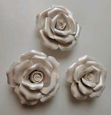 Set van 3 Keramische Rozen decoratie, parelmoer roos beschikbaar voor biedingen