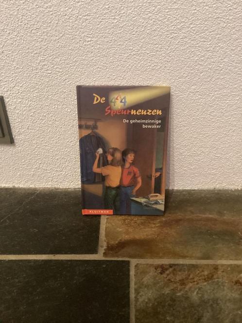 De 4 speurneuzen - de geheimzinnige bewaker | 9789020671742, Boeken, Kinderboeken | Jeugd | onder 10 jaar, Zo goed als nieuw, Ophalen of Verzenden