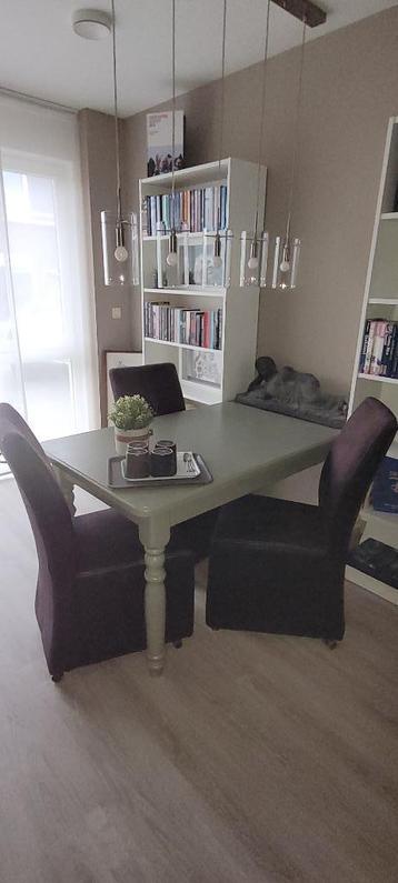 eettafel met 3 stoelen
