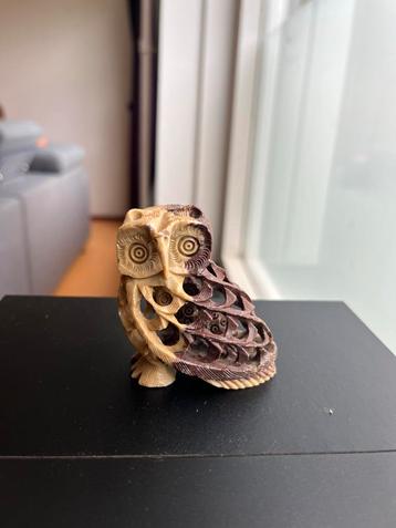 Spekstenen uiltje met een klein uiltje in de buik beschikbaar voor biedingen