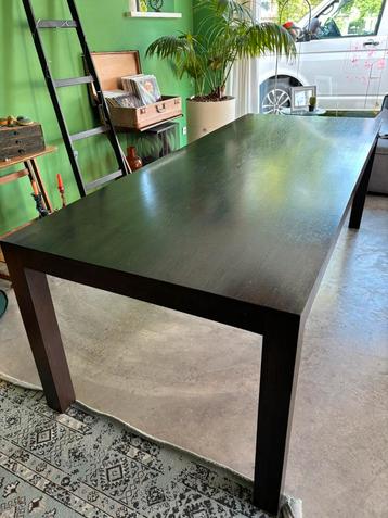 Prachtige grote zwart houten eettafel beschikbaar voor biedingen