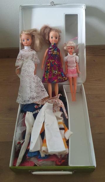 Vintage/retro koffer en vintage fleur poppen met kleertjes beschikbaar voor biedingen