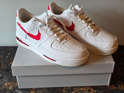 Nike Air Force 1 Low Evo "White University Red" 44,5, Kleding | Heren, Schoenen, Nieuw, Sneakers of Gympen, Wit, Ophalen of Verzenden