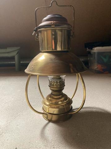 Antieke olielamp beschikbaar voor biedingen
