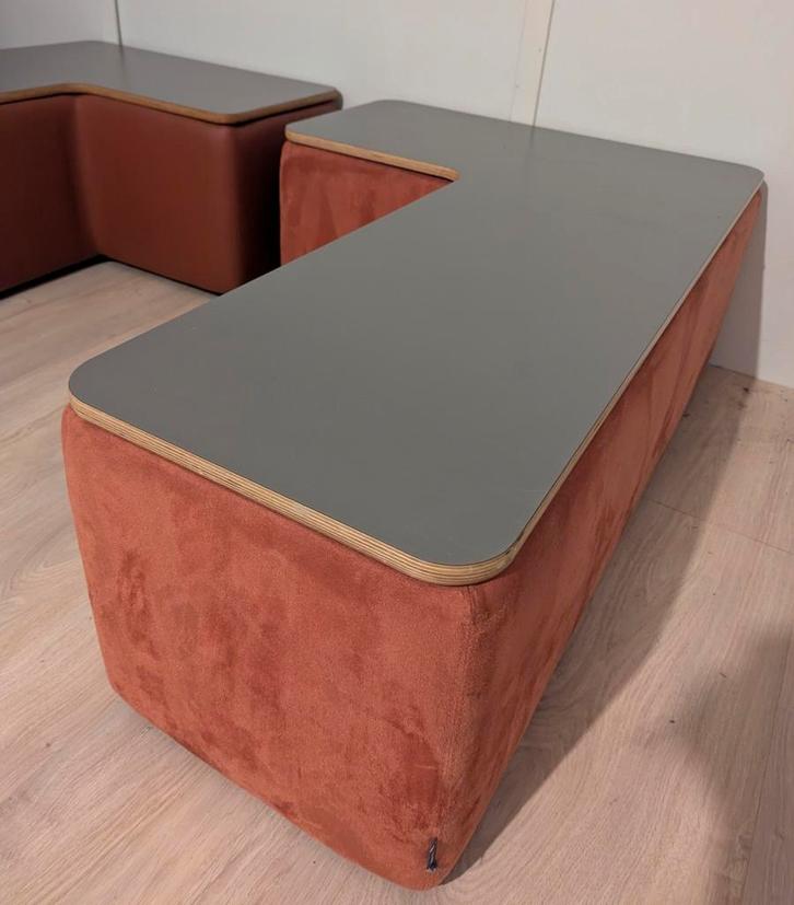 Twee Design Bankjes, Huis en Inrichting, Banken | Complete zithoeken, Zo goed als nieuw, Hout, Leer, Stof, Overige materialen
