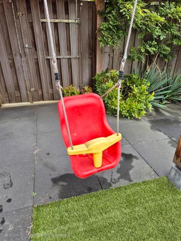 Leuke schommel, klaar om een nieuw kindje blij te maken beschikbaar voor biedingen