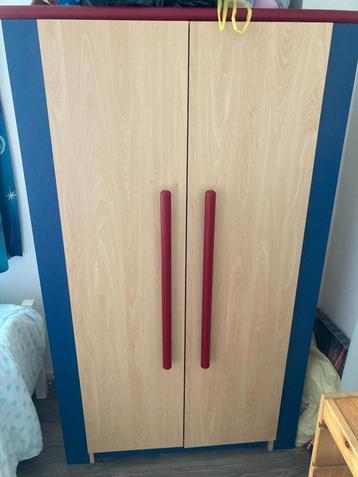 Kledingkast (blauw/rood accent) beschikbaar voor biedingen