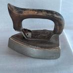 Zwaar, antiek kolen-strijkijzer met onderzetter, Antiek en Kunst, Ophalen