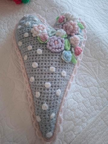 Handgemaakt Gehaakt Hartvormig Kussen beschikbaar voor biedingen