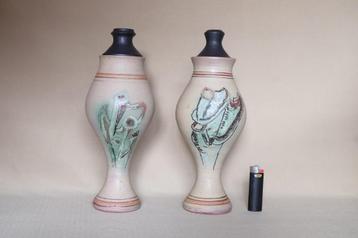 2x vintage urn aardewerk handwerk uit Friesland Douwsma beschikbaar voor biedingen