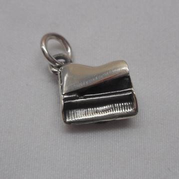 Zilveren hangertje piano nr.1672 beschikbaar voor biedingen