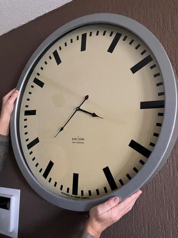 wandklok, rond, ronde wandklok, grote wand klok beschikbaar voor biedingen