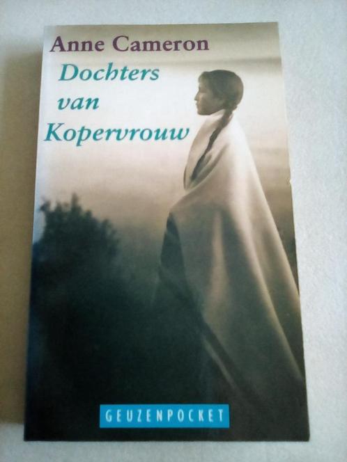 Dochters van Kopervrouw  -  Anne Cameron, Boeken, Romans, Zo goed als nieuw, Nederland, Ophalen of Verzenden