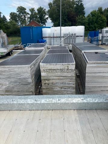 Zonnepanelen ongeveer 200 stuks 200 wat  beschikbaar voor biedingen