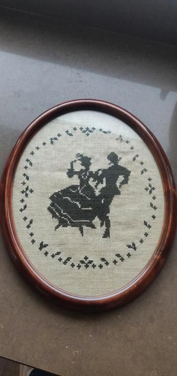 Vintage Borduurwerk Dansend Paar in Houten Lijst beschikbaar voor biedingen