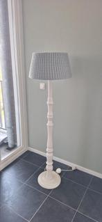 Landelijke vloerlamp met leuke gebreide kap, Huis en Inrichting, Lampen | Vloerlampen, Ophalen, Gebruikt, 100 tot 150 cm, Landelijke