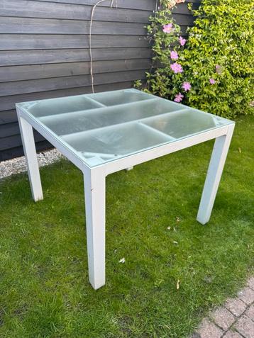 Tuinset met vierkante tafel beschikbaar voor biedingen