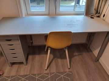Bureau met ladenblok zgan beschikbaar voor biedingen