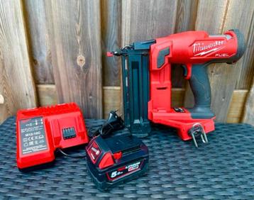 Nette Milwaukee afwerkingstacker M18 + 5.0 Ah accu en lader! beschikbaar voor biedingen