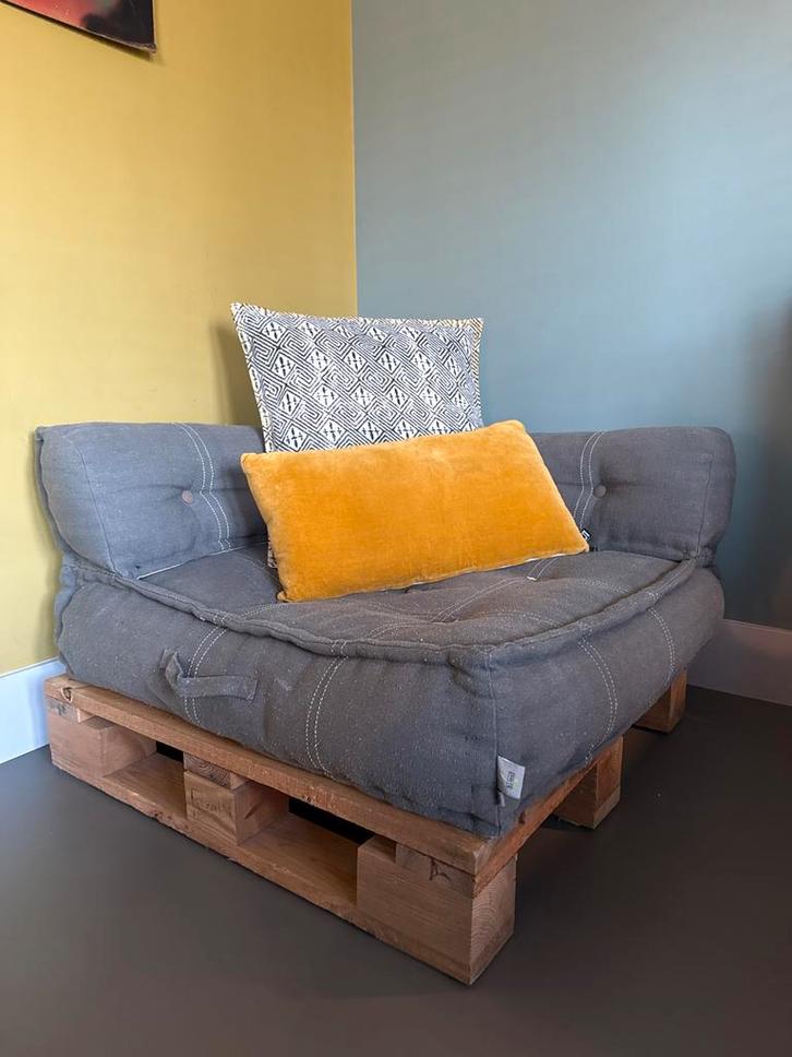 Grijze fauteuil van pallet met kussens, Huis en Inrichting, Stoelen, Zo goed als nieuw, Eén, Hout, Grijs, Ophalen of Verzenden