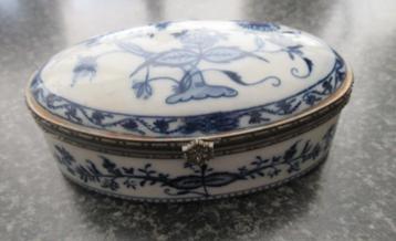OUD OVAAL PORSELEINEN SIERADEN DOOS-GEMERKT MEISSEN  beschikbaar voor biedingen