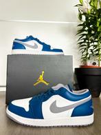 Air Jordan 1 Low True Blue Cement – Nieuw in Doos – Maat 45, Blauw, Nike, Nieuw, Ophalen of Verzenden