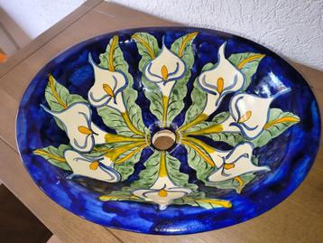 Keramische waskom met witte bloemkelken beschikbaar voor biedingen