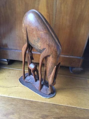 Houten Beeld - Hinde met Kalf beschikbaar voor biedingen