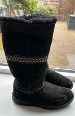 UGG laarzen met stevige zolen maat 38 zwart met borduursel, Kleding | Dames, Schoenen, Hoge laarzen, UGG, Zwart, Ophalen of Verzenden