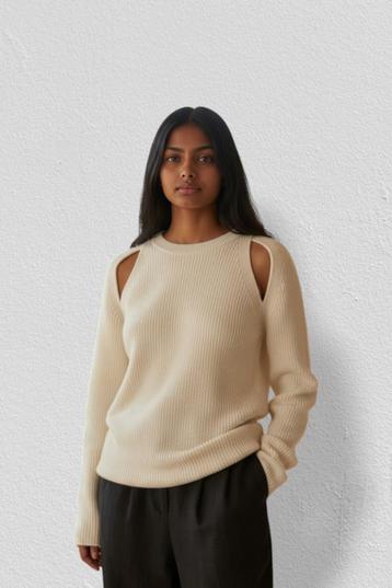 COS – Elegant & Modern Beige Wrap Sweater – S 🌟🦋 beschikbaar voor biedingen