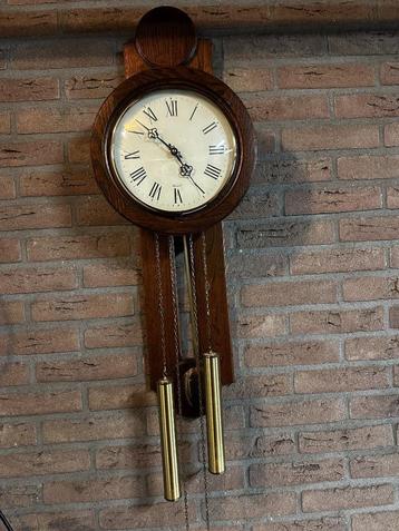 Wandklok met slinger beschikbaar voor biedingen
