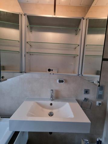 Wastafel met spiegelkast beschikbaar voor biedingen