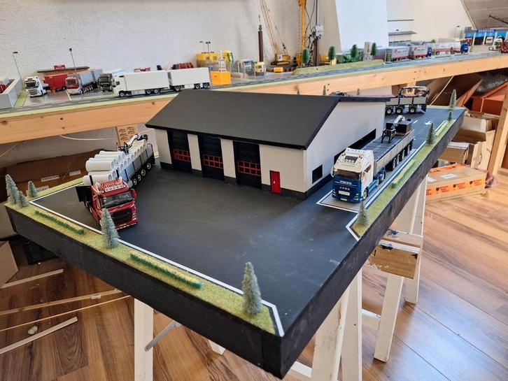 DIORAMA.     GARAGE, Hobby en Vrije tijd, Modelauto's | 1:50, Nieuw, Bus of Vrachtwagen, Overige merken, Ophalen