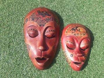 2 houten maskers  beschikbaar voor biedingen