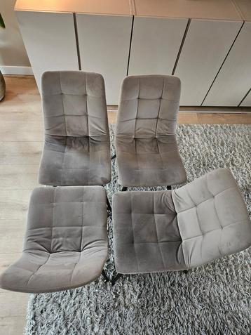 Eetkamer stoelen set 6 stuks! 4 grijze en 2 roze beschikbaar voor biedingen