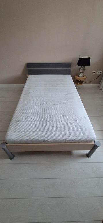 Tienerkamer; bed, lattenbodem en matras, bureau, boekenkast. beschikbaar voor biedingen