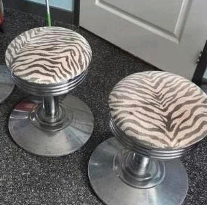 2 zebraprint krukken, Huis en Inrichting, Krukjes, Zo goed als nieuw, Overige materialen, Ophalen