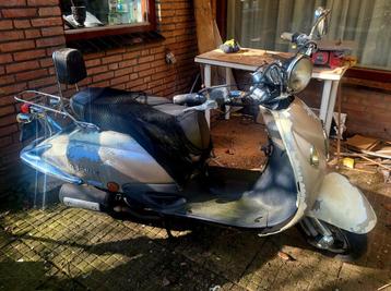 La Souris Scooter met twee helmen 