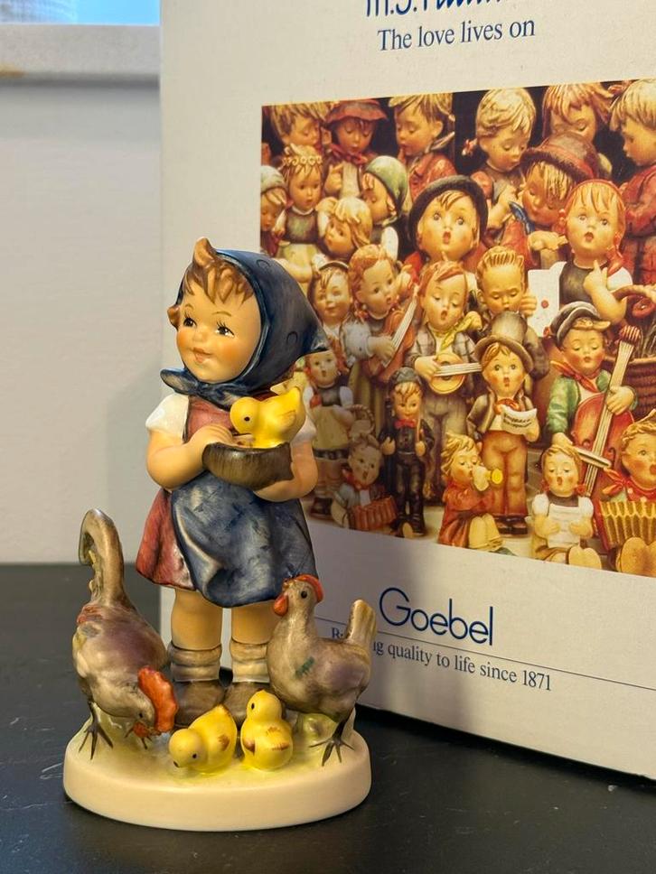 Hummel Beeldje Feeding Time met Doos, Antiek en Kunst, Kunst | Beelden en Houtsnijwerken, Ophalen of Verzenden