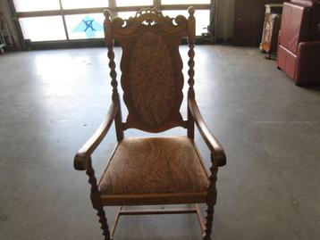 Leuke antieke stoel met gedraaide poten beschikbaar voor biedingen