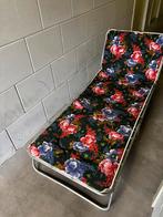 Vintage inklapbaar ligbed met bloemenmotief, Tuin en Terras, Ophalen, Gebruikt, Metaal, Inklapbaar