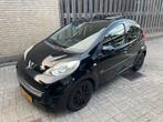 Peugeot 107 1.0 12V 5DR 2011 Zwart, Auto's, Voorwielaandrijving, Euro 5, Stof, Zwart