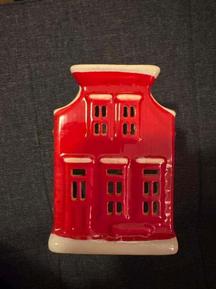 Rode Kandelaar Huisje rood grachten huushe, Huis en Inrichting, Woonaccessoires | Kandelaars en Kaarsen, Zo goed als nieuw, Kandelaar