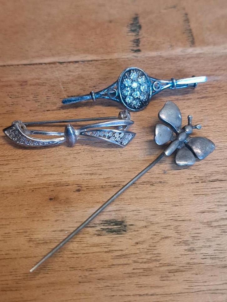 Setje met 3 oude zilveren broches, Sieraden, Tassen en Uiterlijk, Broches, Zo goed als nieuw, Zilver, Zilver, 4 tot 7 cm, Met edelsteen