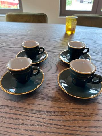Groene kopjes met gouden rand beschikbaar voor biedingen